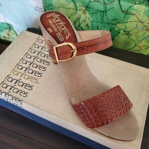Vintage Fanfares "Jane" 8M New-in-Box Leather Sandals with Gold Buckle